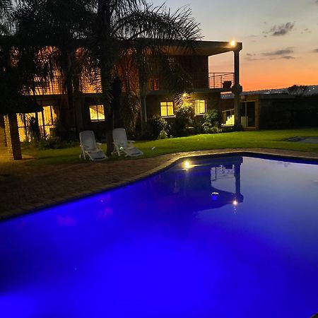 C And C Guest House/ Bed And Breakfast Pretoria-Noord Eksteriør bilde